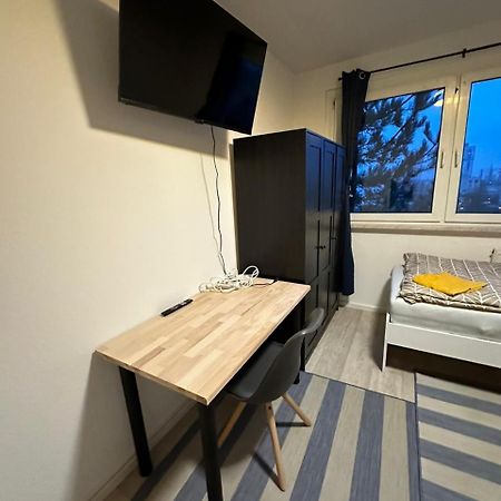 Ideal Fuer Monteure. 3 Zimmer Apartment Mit Kueche, Waschmaschine, Wifi Usw... . Halle  Extérieur photo