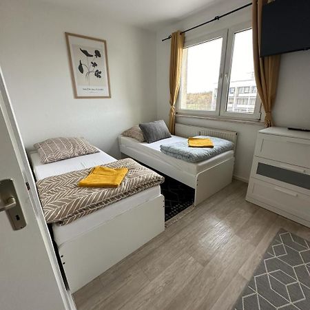 Ideal Fuer Monteure. 3 Zimmer Apartment Mit Kueche, Waschmaschine, Wifi Usw... . Halle  Extérieur photo