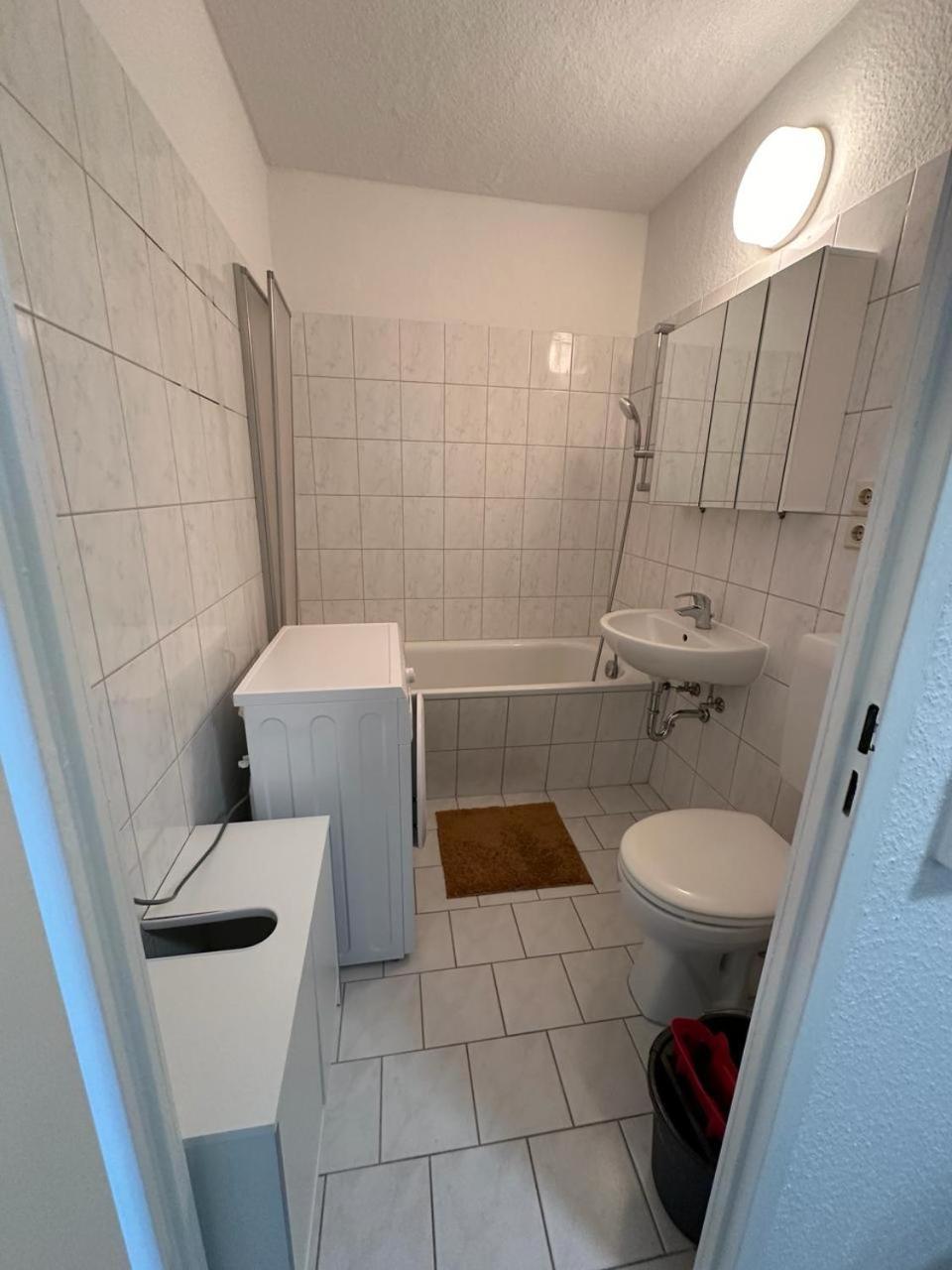 Ideal Fuer Monteure. 3 Zimmer Apartment Mit Kueche, Waschmaschine, Wifi Usw... . Halle  Extérieur photo